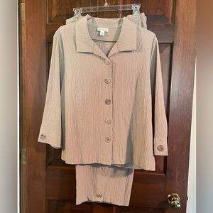Appleseed's Women's XL Beige Tan Two-Piece Button-Up Top & Cropped Pants EUC